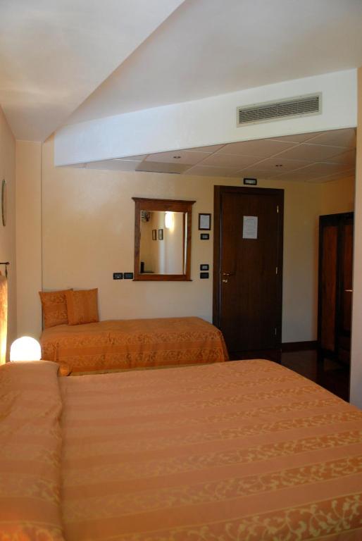 Locanda Da Vittorio Manerba del Garda Ruang foto